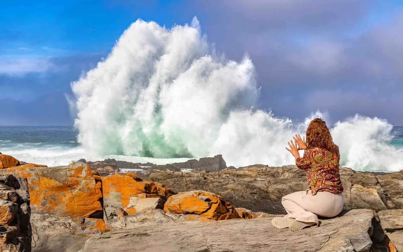 photographie de mer et de vague haute et furieuse