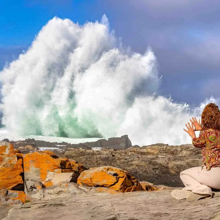 photographie de mer et de vague haute et furieuse