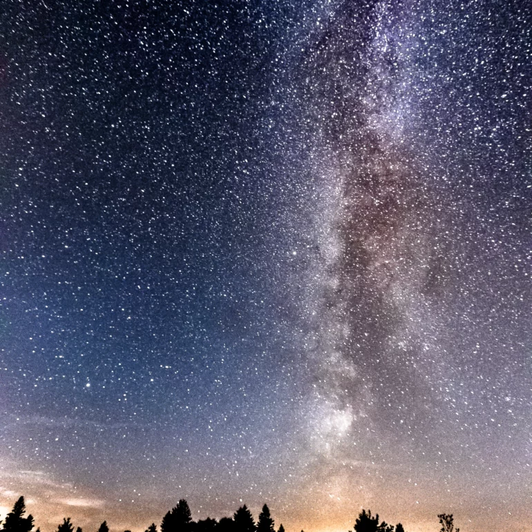 photo d’Alsace sous le ciel étoilé, on voit la voie lactée