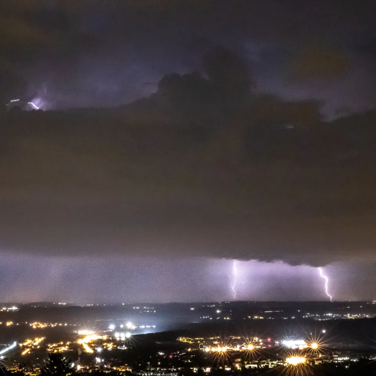 photo en Alsace d'un orage de nuit à Saverne