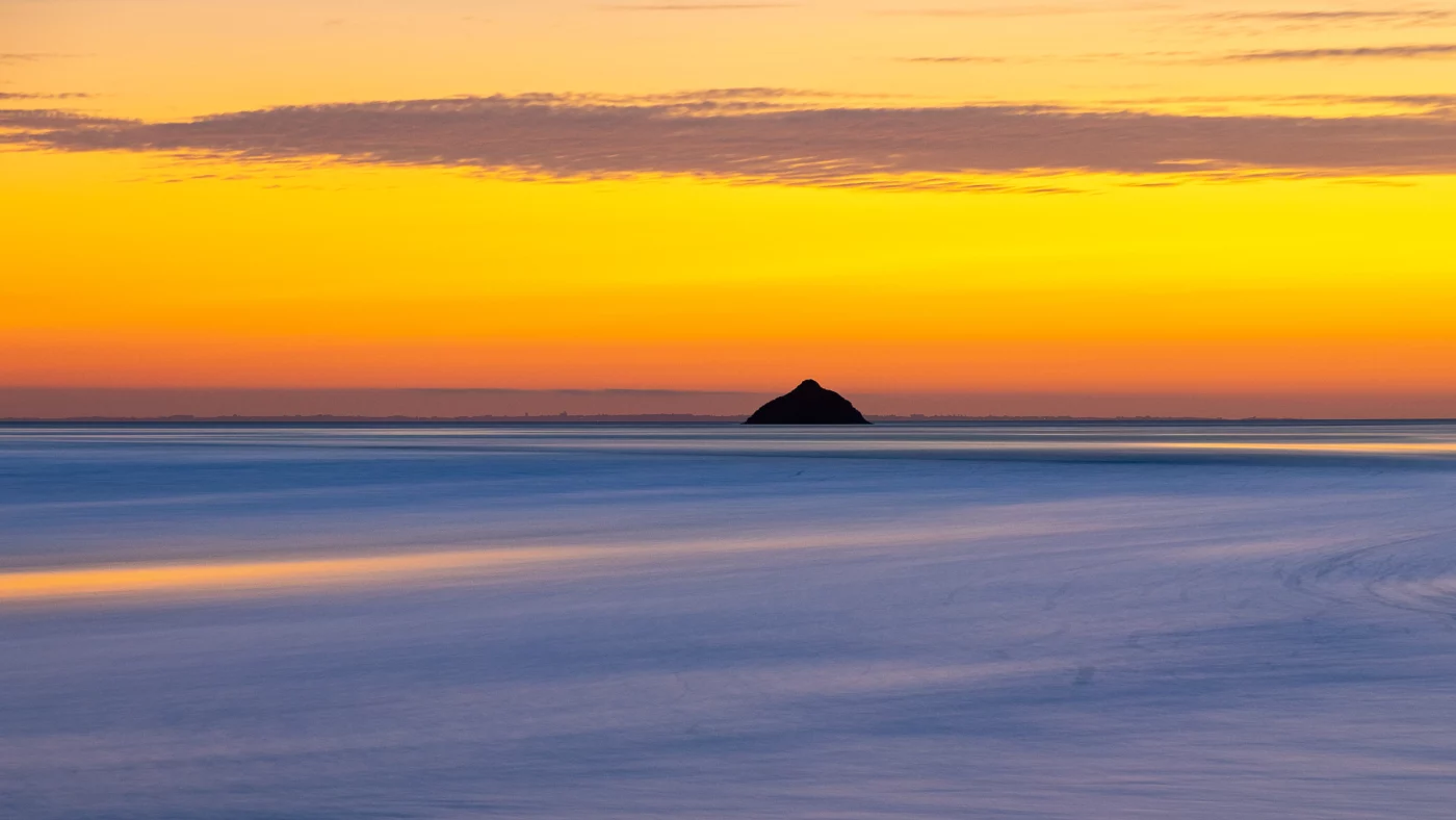 Photographie de coucher de soleil sur la mer en poésie autour du Mont Saint Michel