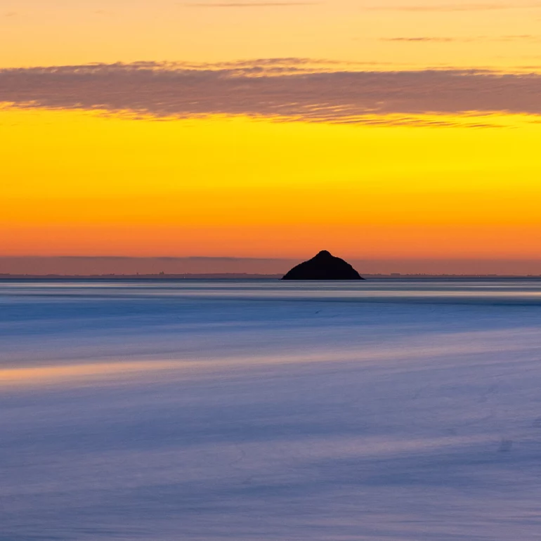 Photographie de coucher de soleil sur la mer en poésie autour du Mont Saint Michel