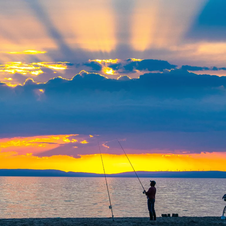 coucher de soleil poétique sur la nature et la mer avec un pêcheur